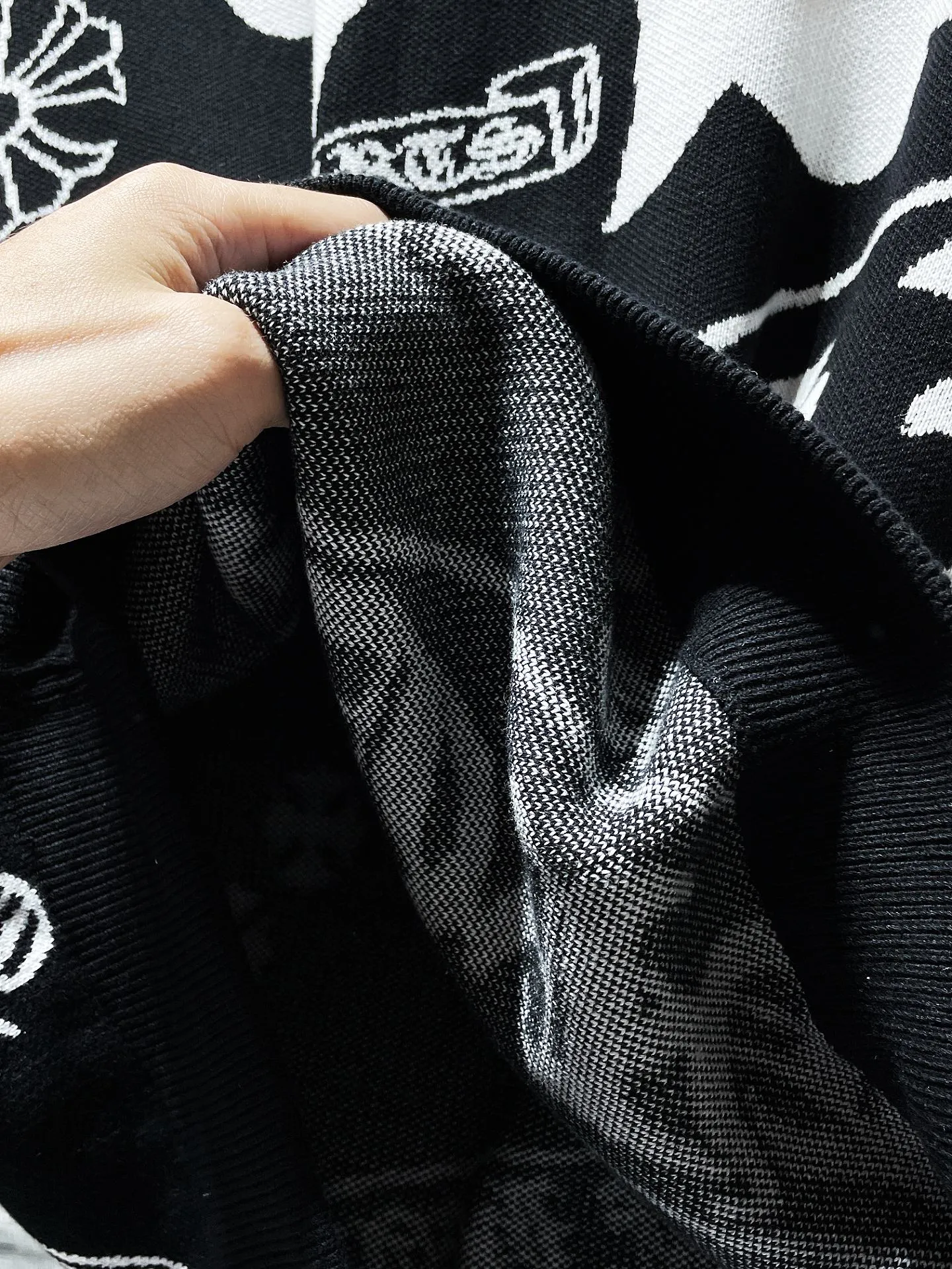 P256 Chrome Hearts🍁Autumn and winter sweater series🍁 Horse hoof full-body jacquard thickened crew neck sweater. Selected high-quality wool blended knitted fabric. Adopt Tajima machine embroidery process. Non-common version on the market. Fashionable high-street must-have for men and women. Recommended color: black. Size: S, M, L, XL